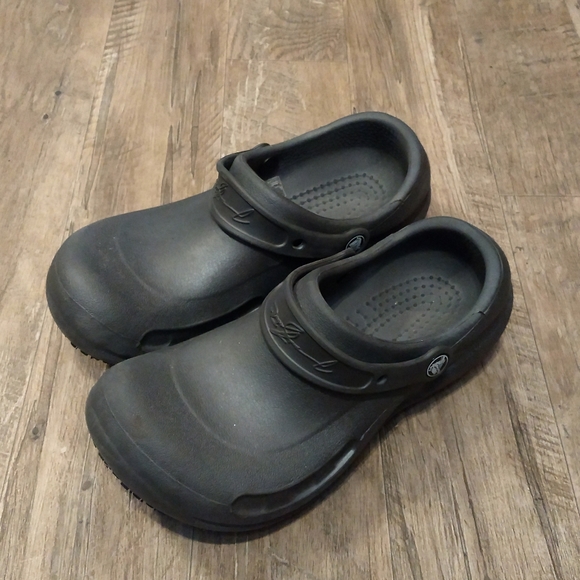 slip resistant crocs black
